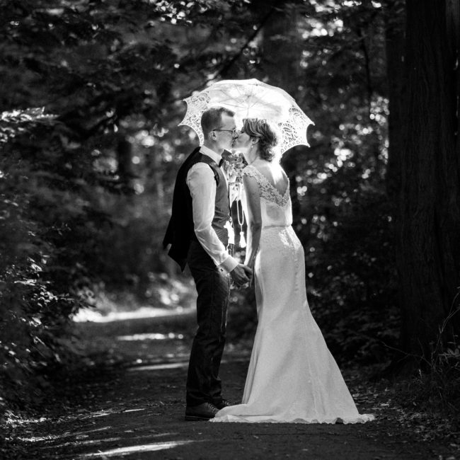 Hochzeit, Kuss, black and white, schwarz, weiß, wedding, umbrella, schirm, spitze, authentisch